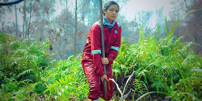 Mengenal Intan, perempuan cantik ikut padamkan api di Kalimantan