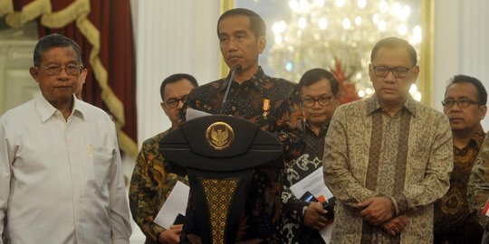 Menko Darmin hanya tertawa ditanya ada reshuffle kabinet jilid II