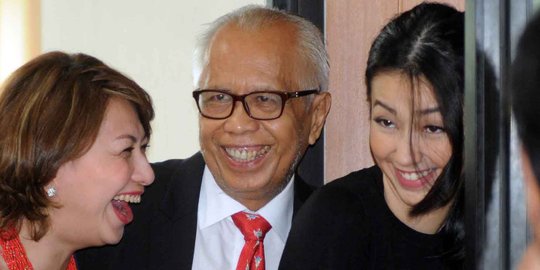 Datangi Tipikor, Velove dampingi Papa Kaligis jalani sidang