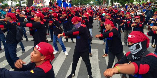 Tolak PP Pengupahan, ratusan buruh di Medan senam pinguin