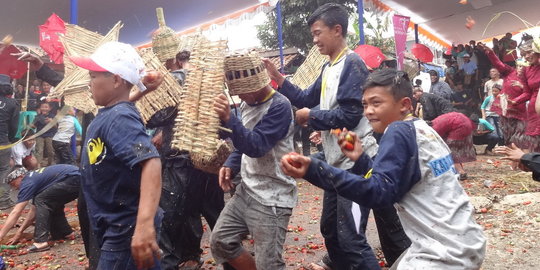 Serunya perang lempar tomat di Bandung