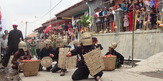 Di balik filosofi perang tomat busuk