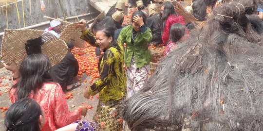 Tak takut bedak luntur, sejumlah gadis ikut perang tomat busuk