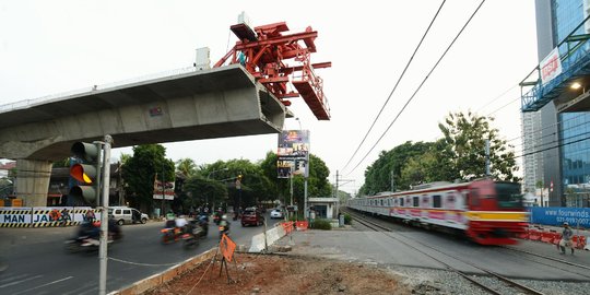 Penutupan jalur perlintasan kereta Patal Senayan