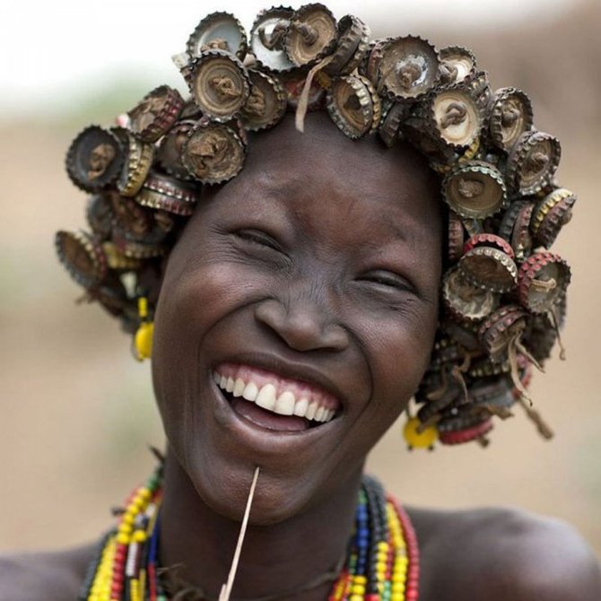 Suku di Ethiopia ini mengubah sampah menjadi perhiasan 