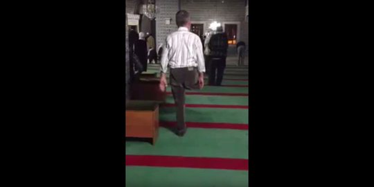 Video pria berkaki satu jalani salat bikin terenyuh