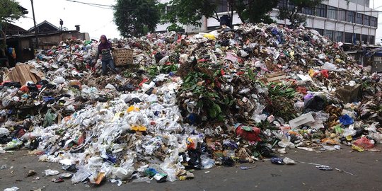 Truk sampah tak beroperasi, gunungan sampah bikin macet Pasar Minggu