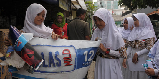 Aksi pelajar turunkan spanduk iklan rokok di warung dekat sekolah