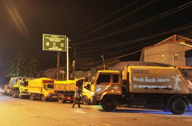 foto antrean truk sampah dki di bantargebang