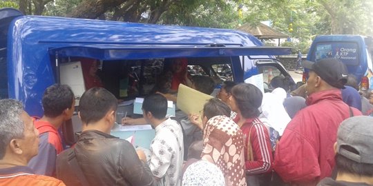 Pembuatan e-KTP & akta kelahiran di Balai Kota Bandung diserbu warga