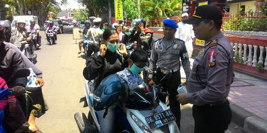 Polisi Denpasar bagi-bagi Masker disangka gelar Razia Kendaraan