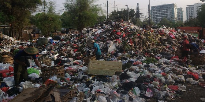 Sampah TPS Pangadegan menumpuk, warga di Kompleks DPR sampai protes