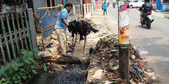 Ikhtiar Dudung, tukang las yang sukarela bersihkan selokan di Depok