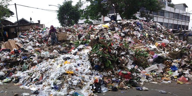 30 ton sampah  menumpuk warga keluhkan bau menyengat di 