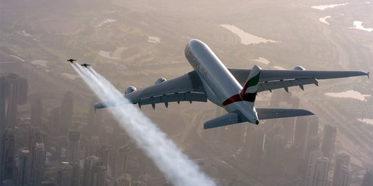 Video dua manusia terbang di sebelah Airbus gegerkan netizen