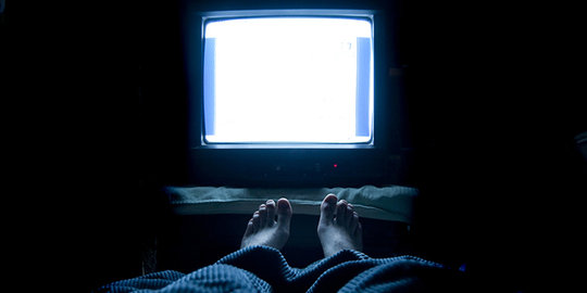 Tidur dengan televisi menyala dapat menyebabkan depresi