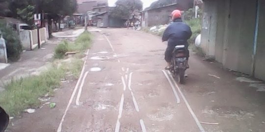 Menengok kampung di atas rel kereta di Bandung