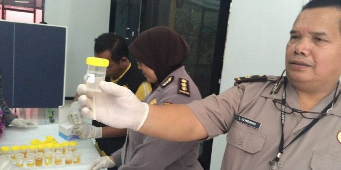Tes urine dadakan, polisi di Surabaya ganti urinenya dengan air