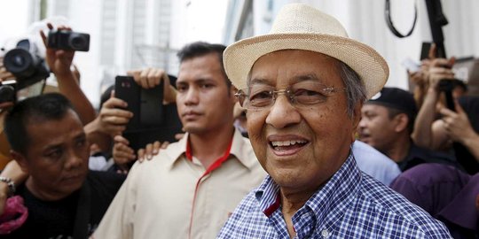 Mahathir Mohamad diperiksa polisi Malaysia usai kritik skandal 1MDB