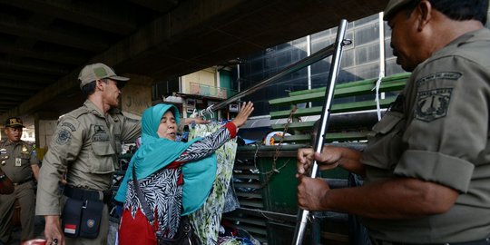 Membandel, Satpol PP tertibkan PKL trotoar Tanah Abang