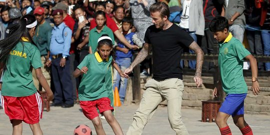 Keceriaan David Beckham main bola dengan anak-anak di Nepal