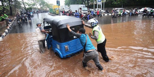 Jakarta diguyur hujan, terowongan Dukuh Atas terendam banjir