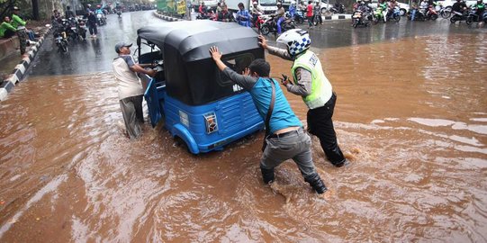 Diguyur hujan lebat, terowongan Dukuh Atas banjir setinggi 40 cm