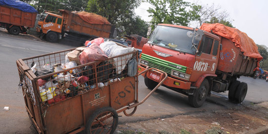 Tak dikawal, truk sampah DKI kembali lintasi Cileungsi siang hari