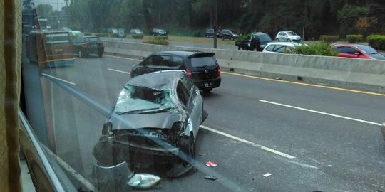 Kecelakaan di Tol Cikampek, Mobil Yaris rusak parah