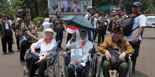 Pakai kursi roda, para veteran demo tolak RPP rumah negara