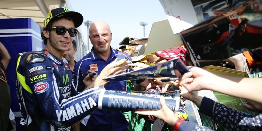 Ini beda nilai kontrak & bayaran Rossi vs Lorenzo di MotoGP