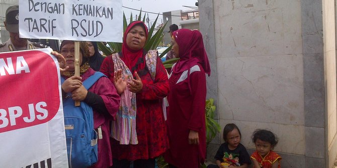 Bawa anak,ibu-ibu di Depok demo desak wali kota gratiskan pengobatan