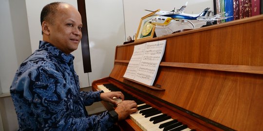 Ilham Habibie: Me time saya, bermain piano dan membaca buku