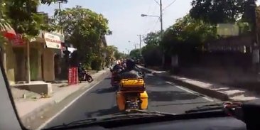 Pengendara Moge cuek ada ambulans buru-buru bawa orang sakit