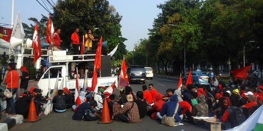 Dari Balai Kota, massa demo di Kemendagri protes pergub aturan demo