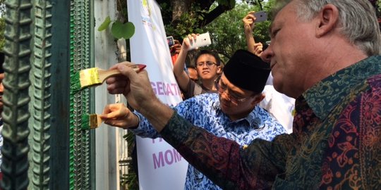 Ngecat pagar Monas, Ahok bilang 'dulukan aku kuli cat'