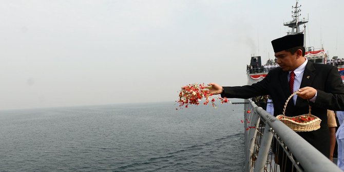 Tabur bunga peringati Hari Pahlawan di Teluk Jakarta