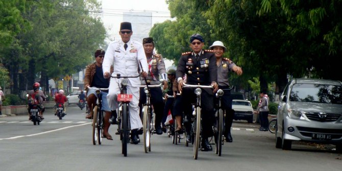 'Bung Karno' dan 'Jenderal Sudirman' atur lalu lintas di Purwokerto