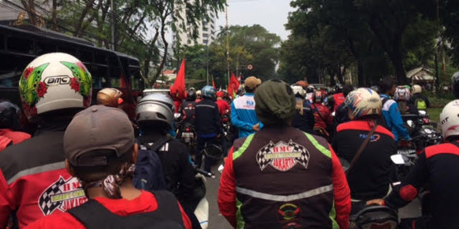 Demo tolak Pergub larangan demo, buruh bikin macet Jalan Kebon Sirih