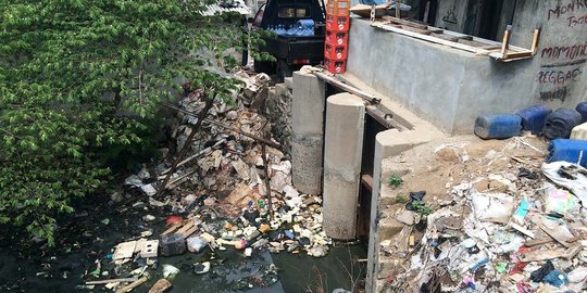 Musim hujan tiba, sampah menumpuk di pintu air Muara Angke