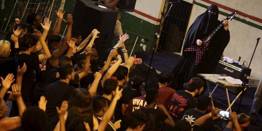 Wanita bercadar di Brasil gelar konser metal untuk pengungsi Suriah