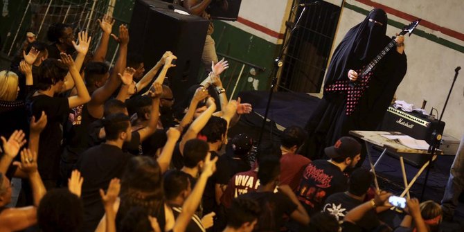 Wanita bercadar di Brasil gelar konser metal untuk pengungsi Suriah