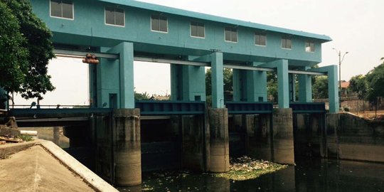 Musim hujan tiba, pintu air BKT bersiap hadapi banjir