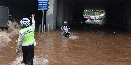 Cegah kendaraan melintas, polisi pasang rambu apung di genangan air