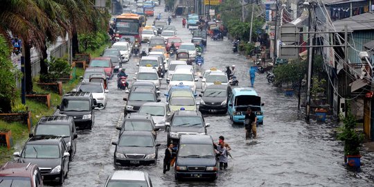 Saat Jakarta banjir, Polda Metro bolehkan motor masuk jalan tol