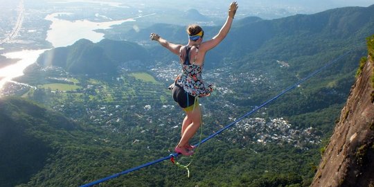 Wanita ini seberangi tali di ketinggian 840 meter dengan high heels