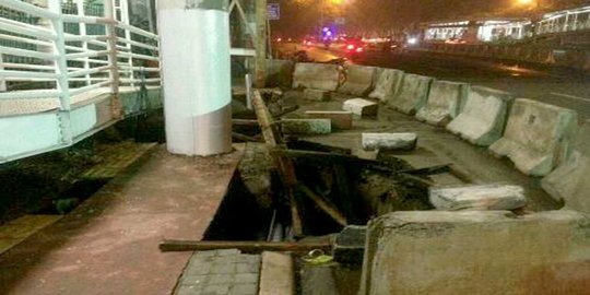 Ahok sebut kontraktor jalan ambles depan Polda Metro abal-abal