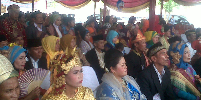 Di tepian Sungai Musi, 50 pasang warga Palembang nikah massal