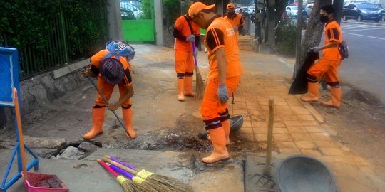 Curahan hati pasukan oranye, berjibaku bersihkan sampah Jakarta