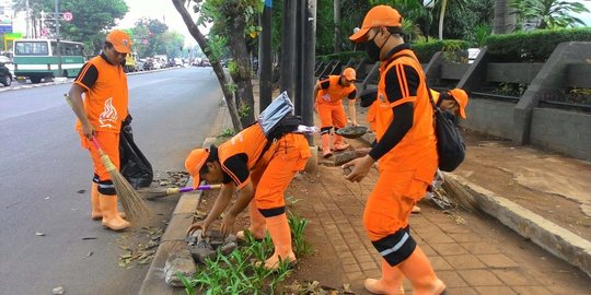 Bersihkan Jakarta meski upah tak seberapa
